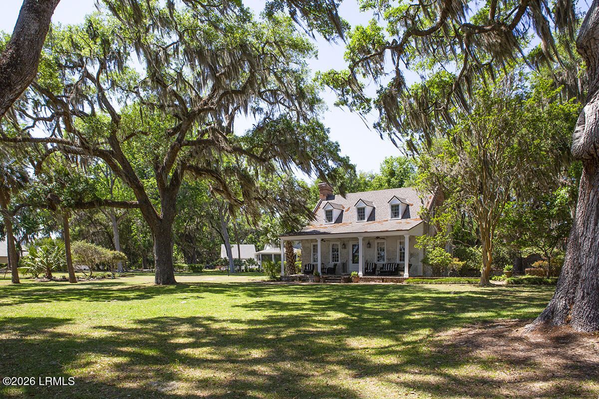98 Gautier Place Beaufort, SC 29902 - Photo 13 of 24 Retreat House and open common areas