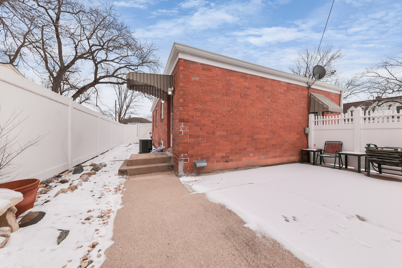 1428 Pickwick Street Ottawa, IL 61350 - Photo 13 of 14 a view of a backyard with a snow