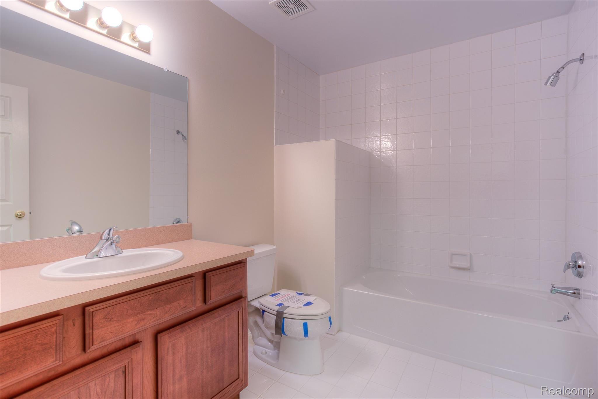 682 West Bluff Court Rochester, MI 48307 - Photo 9 of 37 682 W bluff interiors (3).jpg