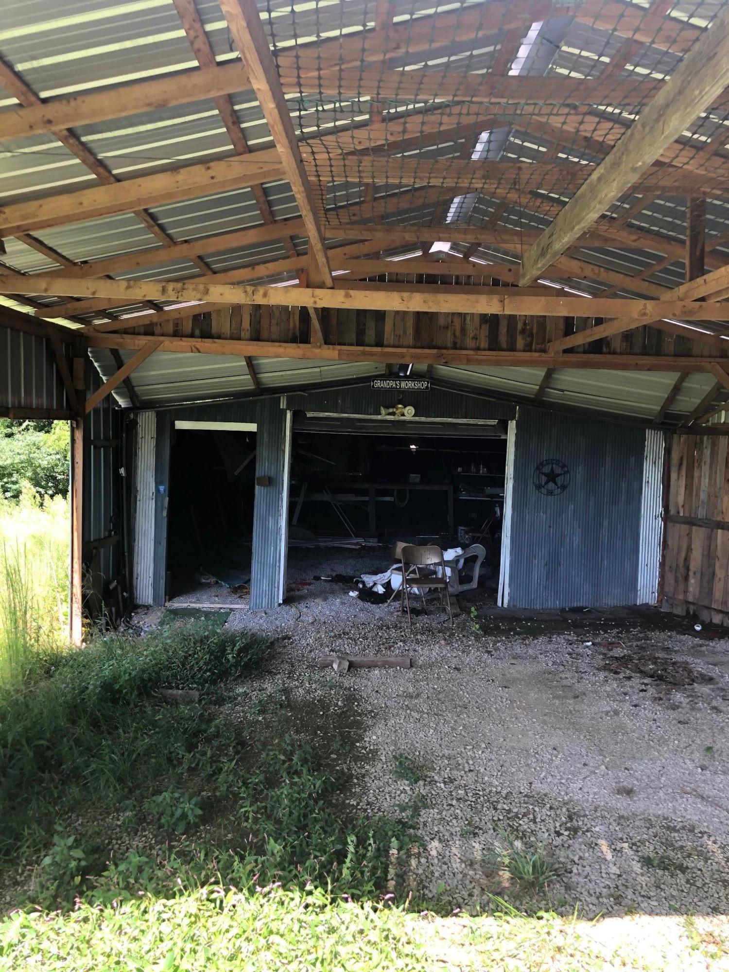 1555 Pleasant Point School Road Waynesburg, KY 40489 - Photo 39 of 58 Barn