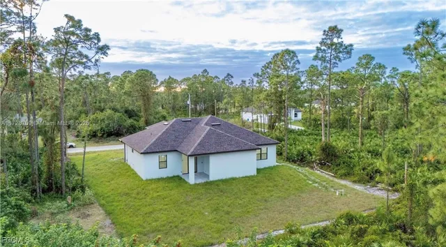 a view of a house with a yard