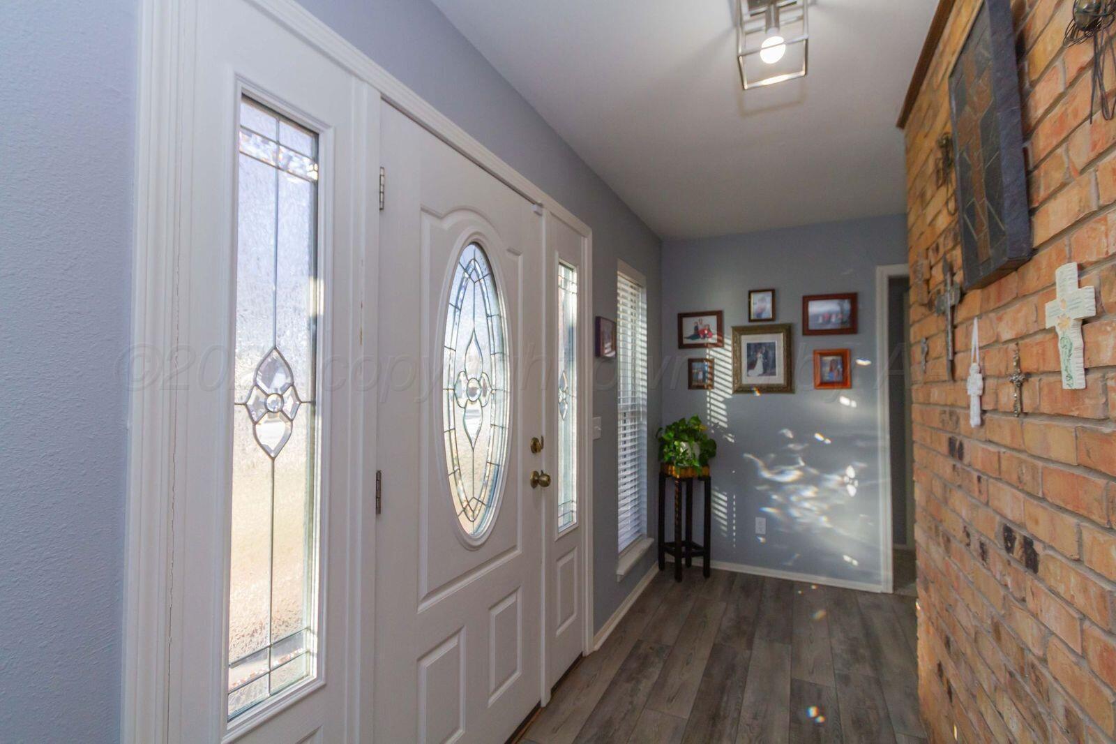 7612 Farrell Drive Amarillo, TX 79121 - Photo 3 of 27 a view of entryway with wooden floor