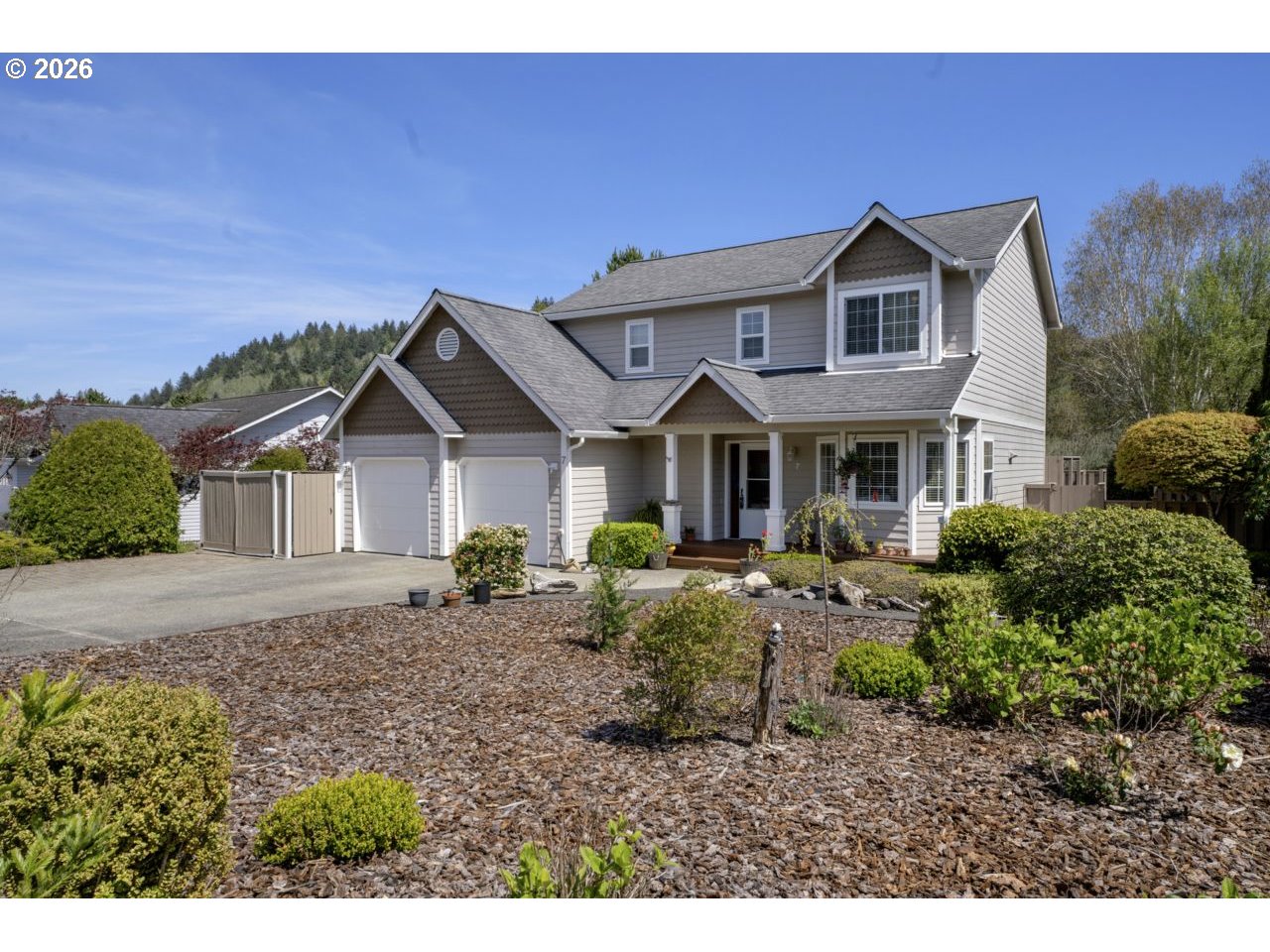 7 Onadoone Court Florence, OR 97439 - Photo 2 of 44 a front view of a house with garden