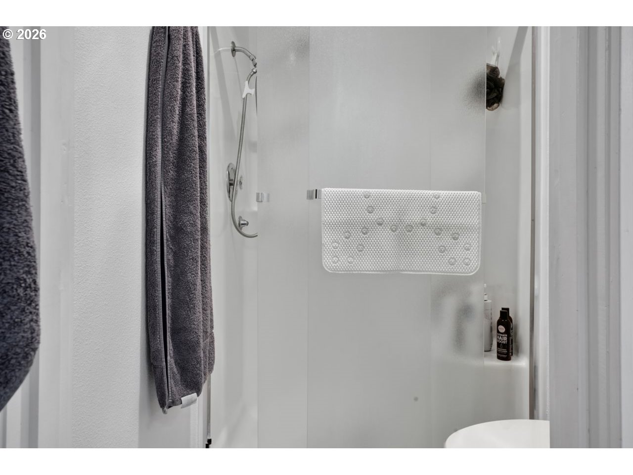 7 Onadoone Court Florence, OR 97439 - Photo 27 of 44 a bathroom with a shower