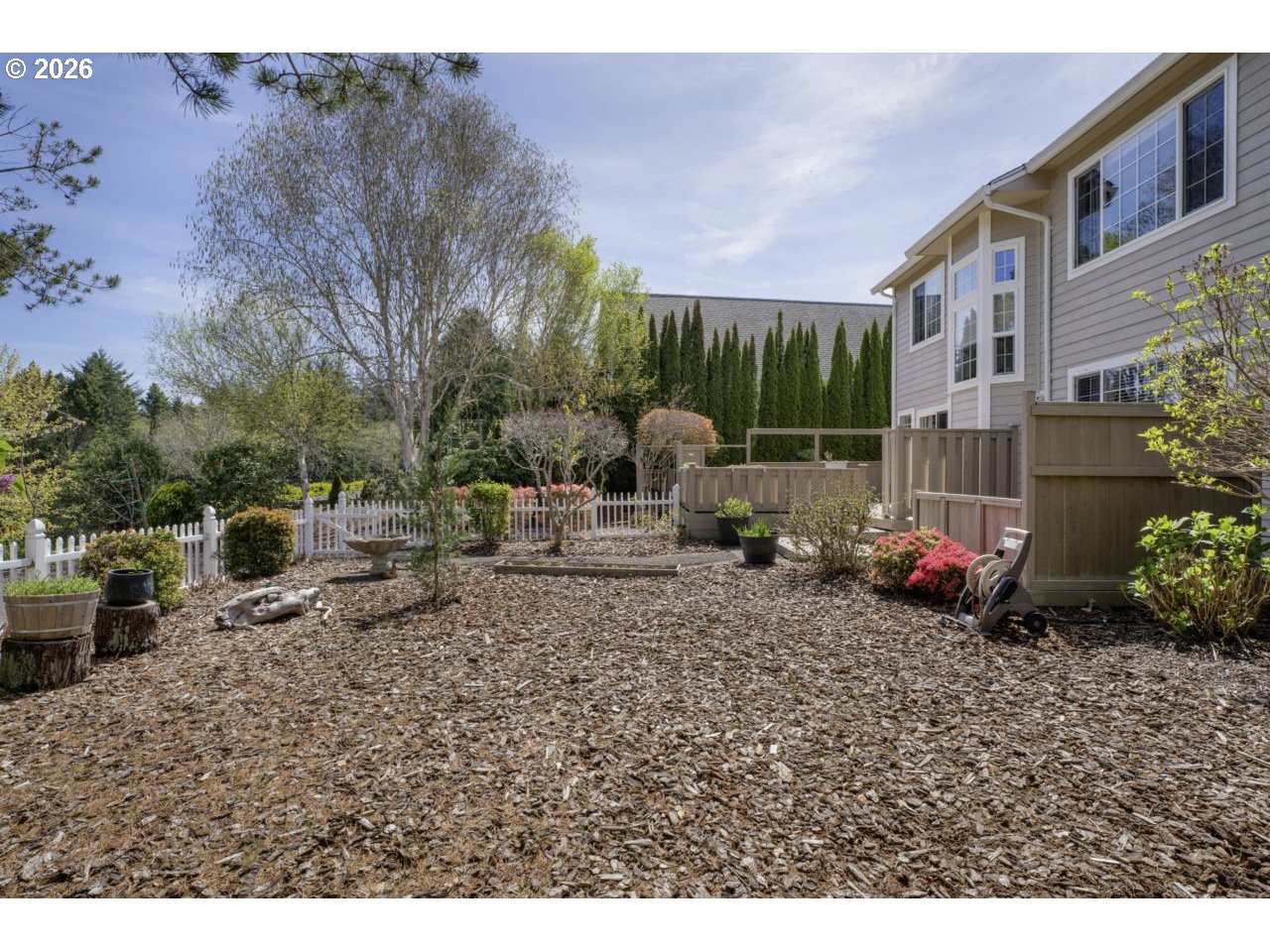 7 Onadoone Court Florence, OR 97439 - Photo 35 of 44 a backyard of a house with table and chairs