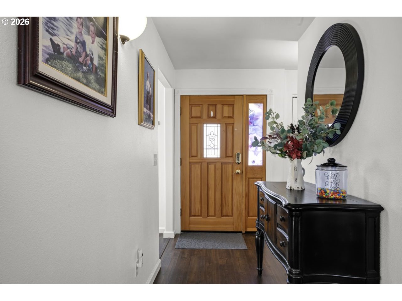 7 Onadoone Court Florence, OR 97439 - Photo 6 of 44 a view of entryway with paintings on the wall