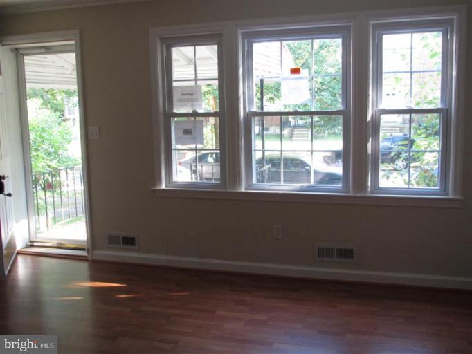 1648 Heathfield Road Baltimore, MD 21239 - Photo 4 of 13 Living Room