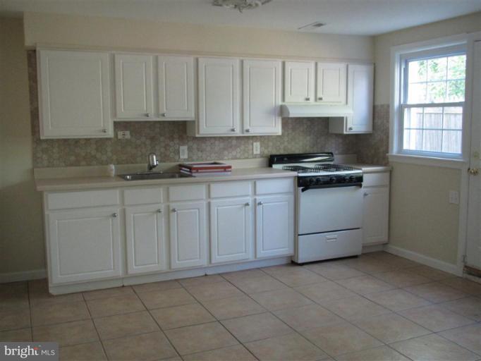 1648 Heathfield Road Baltimore, MD 21239 - Photo 5 of 13 Kitchen