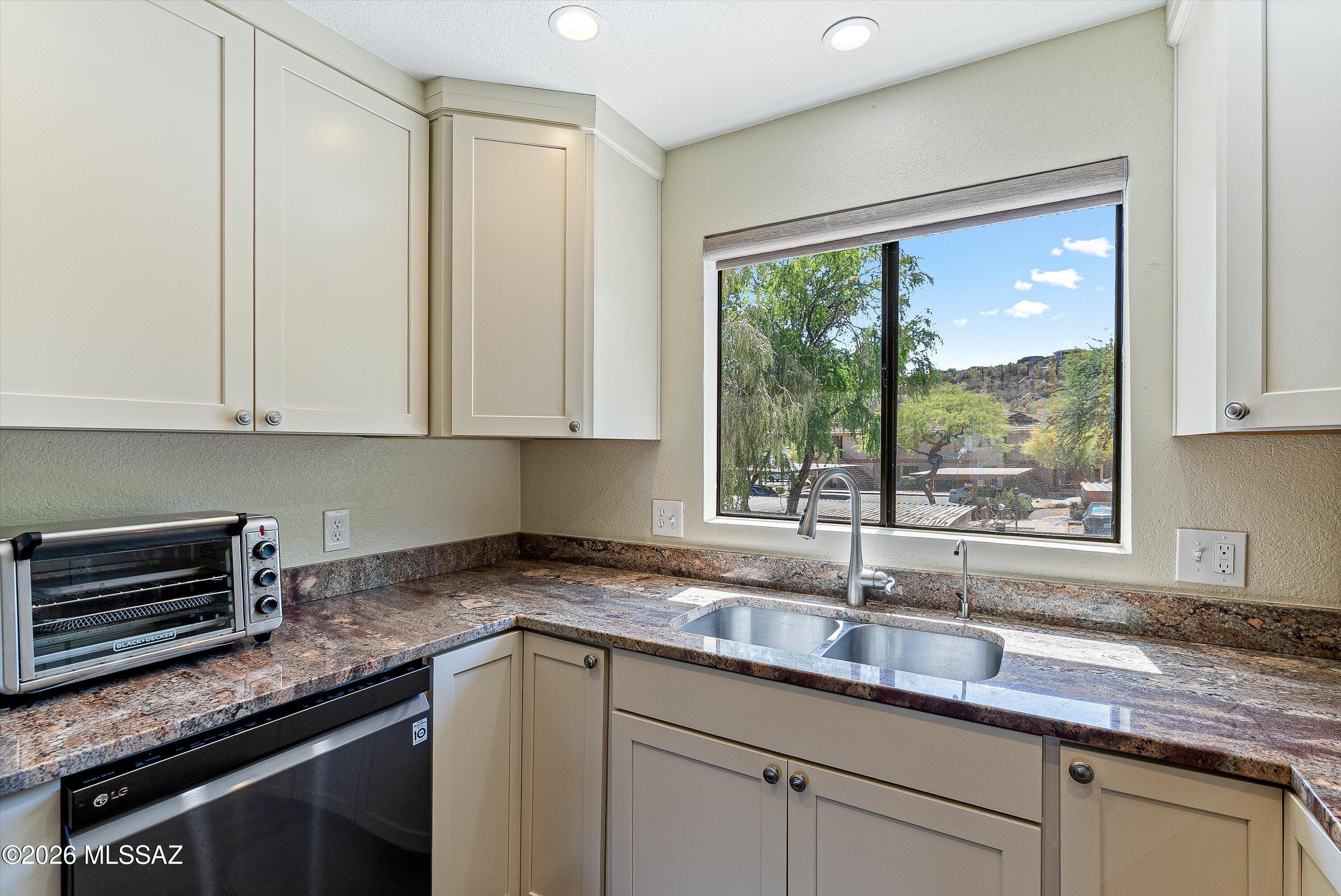 7255 East Snyder Road, Unit 2203 Tucson, AZ 85750 - Photo 12 of 32 Light and bright kitchen