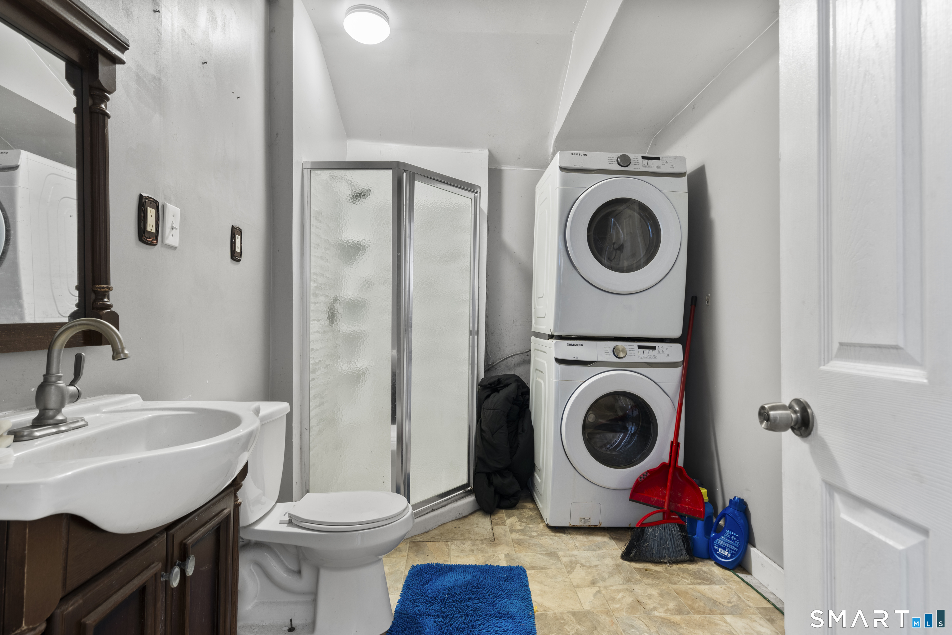 185 Bunker Hill Avenue Waterbury, CT 06708 - Photo 20 of 40 a utility room with sink dryer and washer