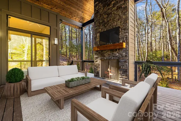 $1,895,000 | 202 Lakeshore Drive, Sapphire, NC 28774