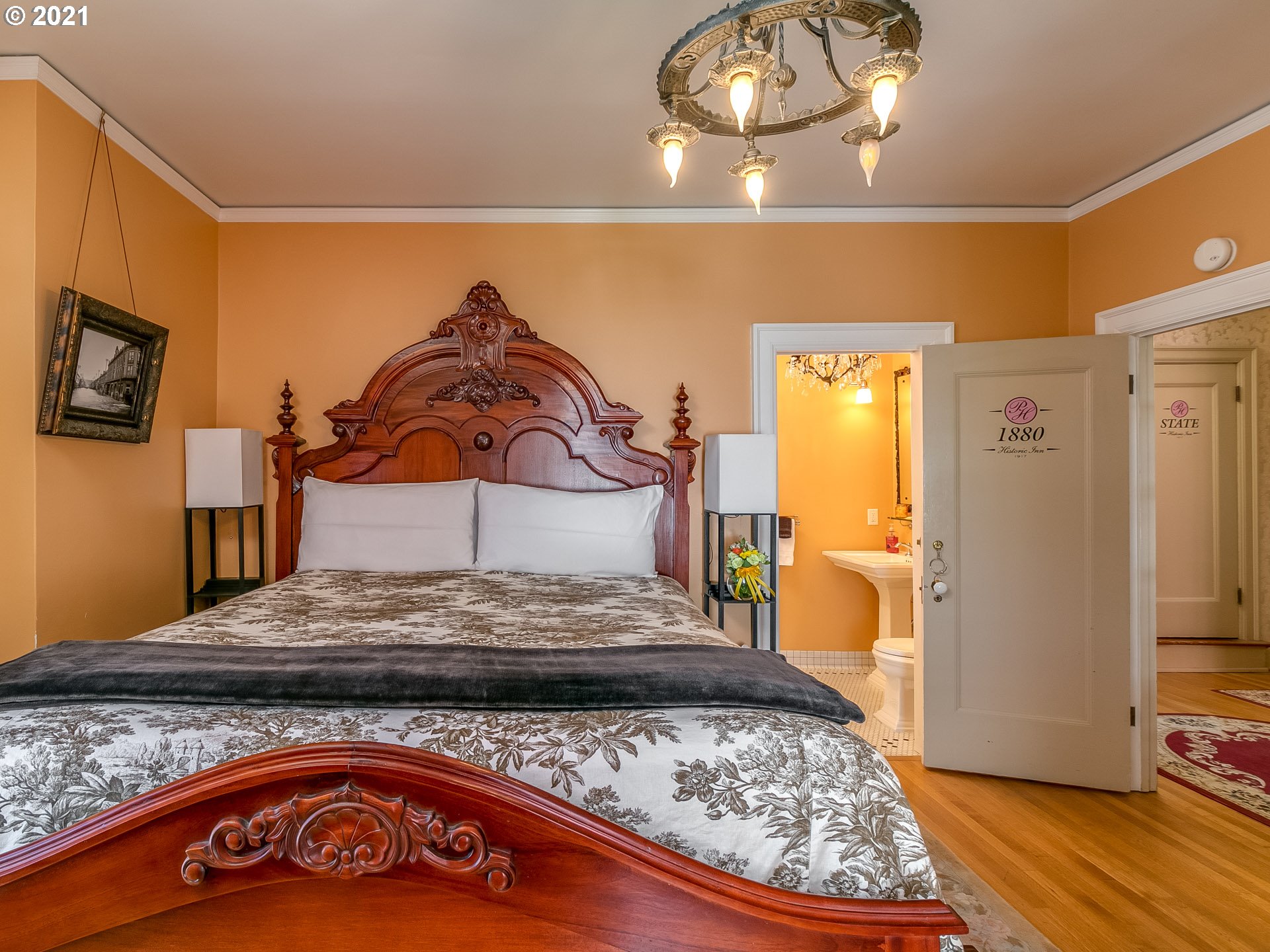 311 North Main Street Pendleton, OR 97801 - Photo 20 of 32 a bedroom with a bed and a mirror