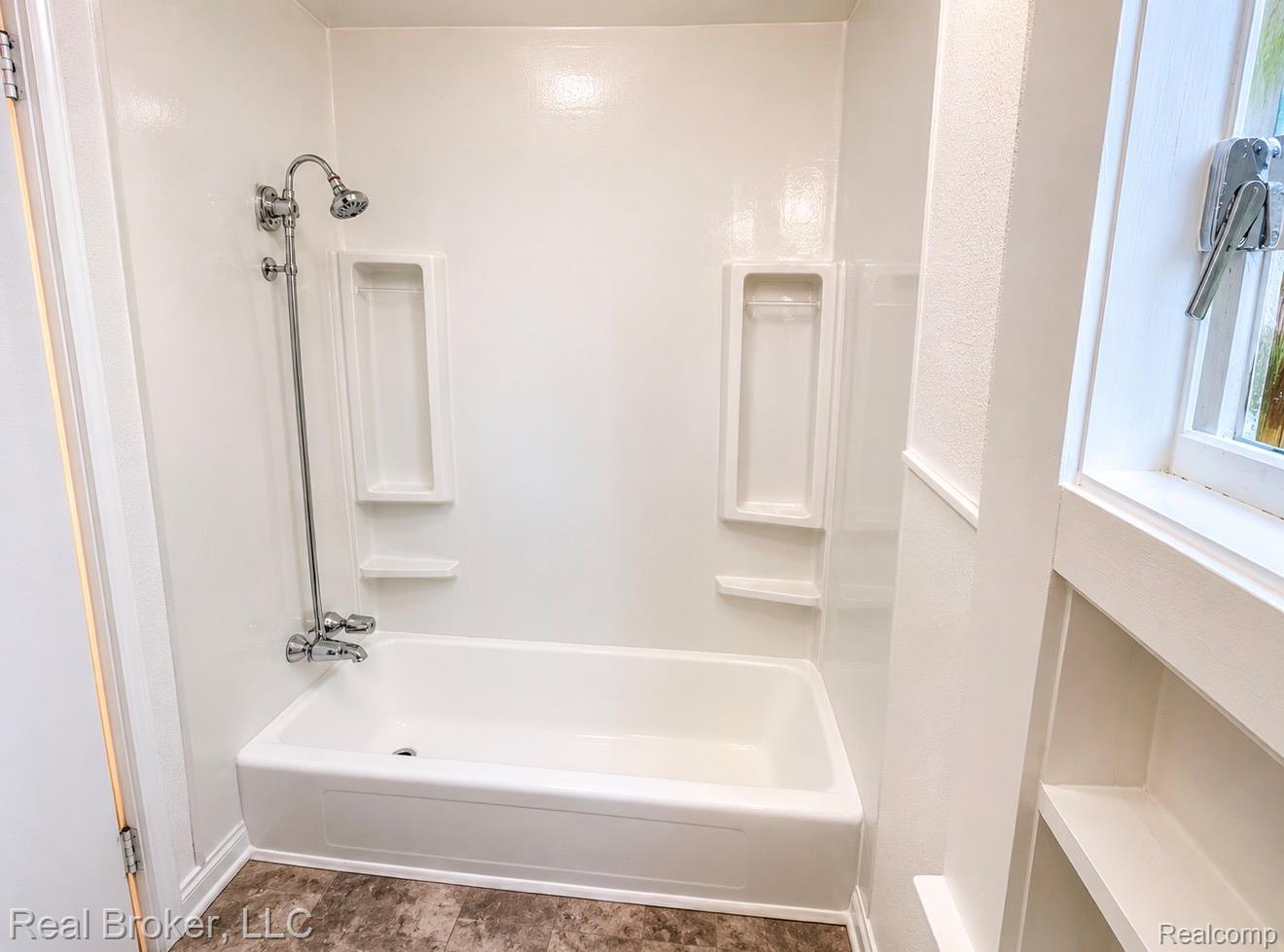 603 Vernier Road Grosse Pointe, MI 48236 - Photo 16 of 33 Bathroom with shower / bath combination