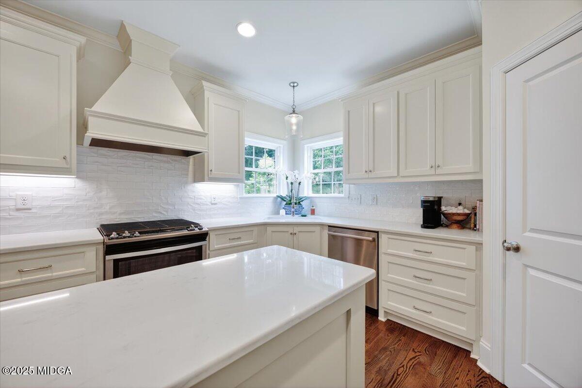 178 Broadleaf Drive Macon, GA 31210 - Photo 13 of 45 a kitchen with granite countertop a stove a sink and a refrigerator