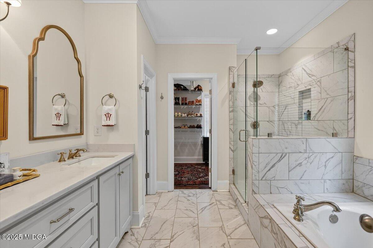178 Broadleaf Drive Macon, GA 31210 - Photo 19 of 45 a bathroom with a bathtub sink and mirror