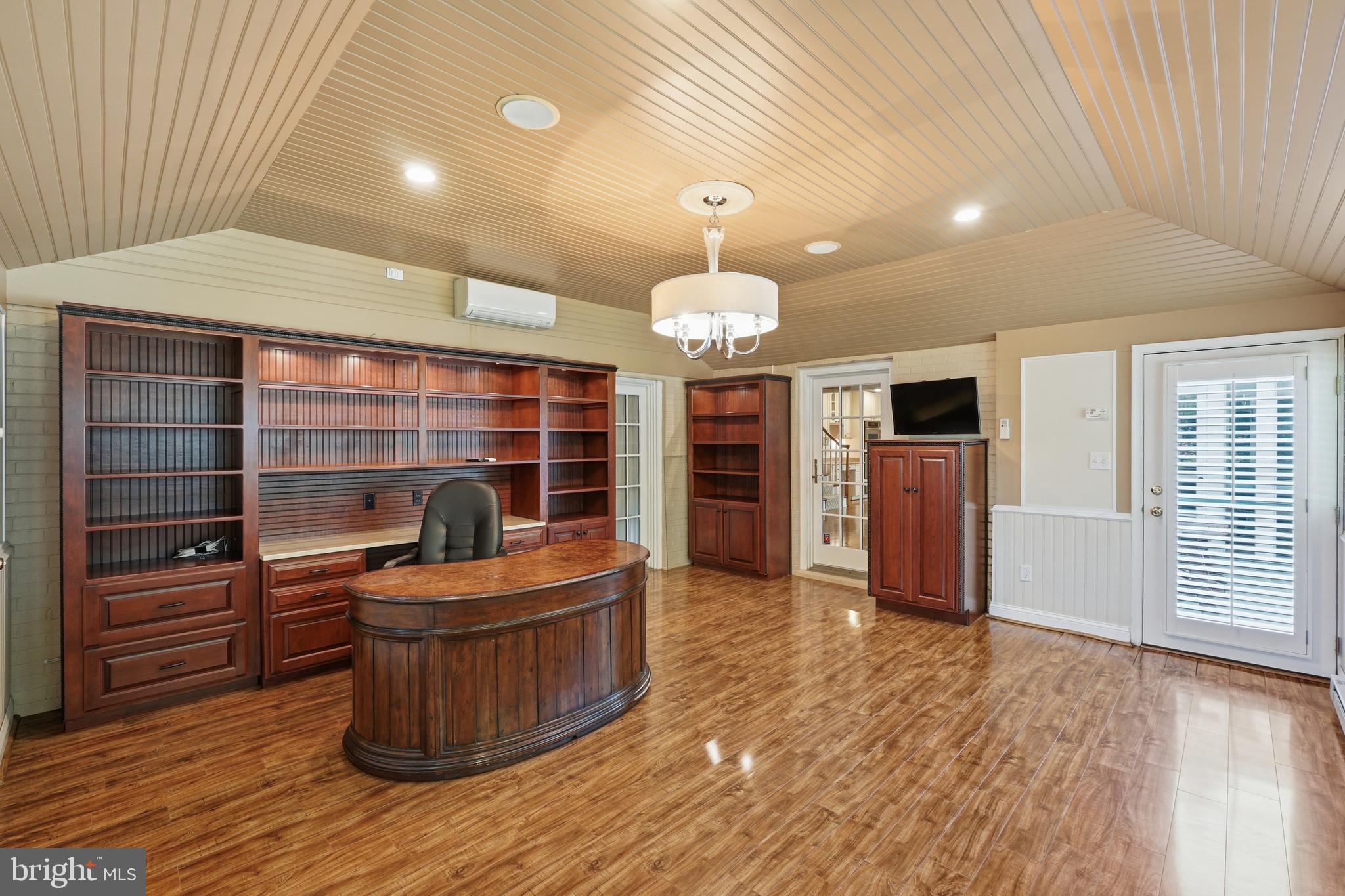 9904 Hall Road Potomac, MD 20854 - Photo 10 of 37 2nd Main Level Office