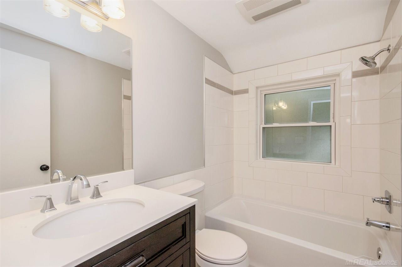422 Lothrop Road Grosse Pointe, MI 48236 - Photo 13 of 17 31334089-12.JPG
