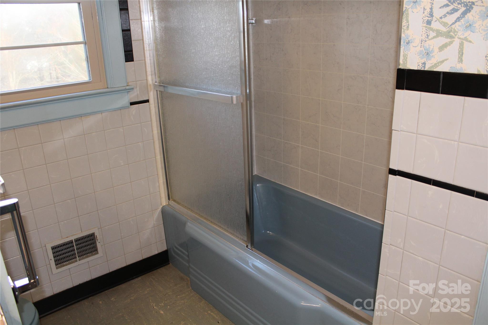 1761 Dearborn Street Morganton, NC 28655 - Photo 19 of 34 a bathroom with a bathtub