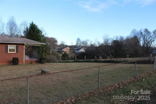 a view of a backyard