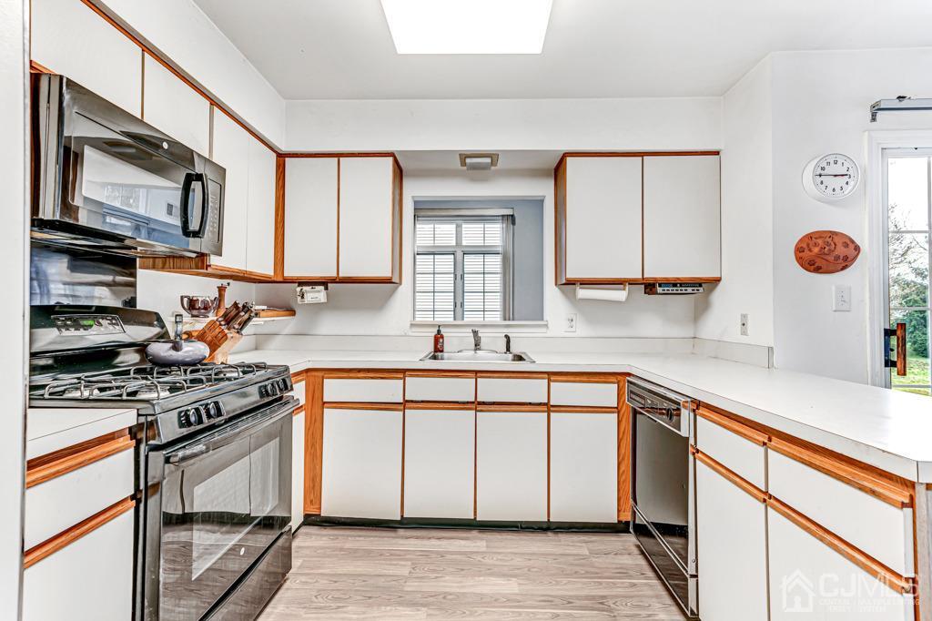 58 Winthrop Road Monroe Township, NJ 08831 - Photo 3 of 32 Eat in Kitchen