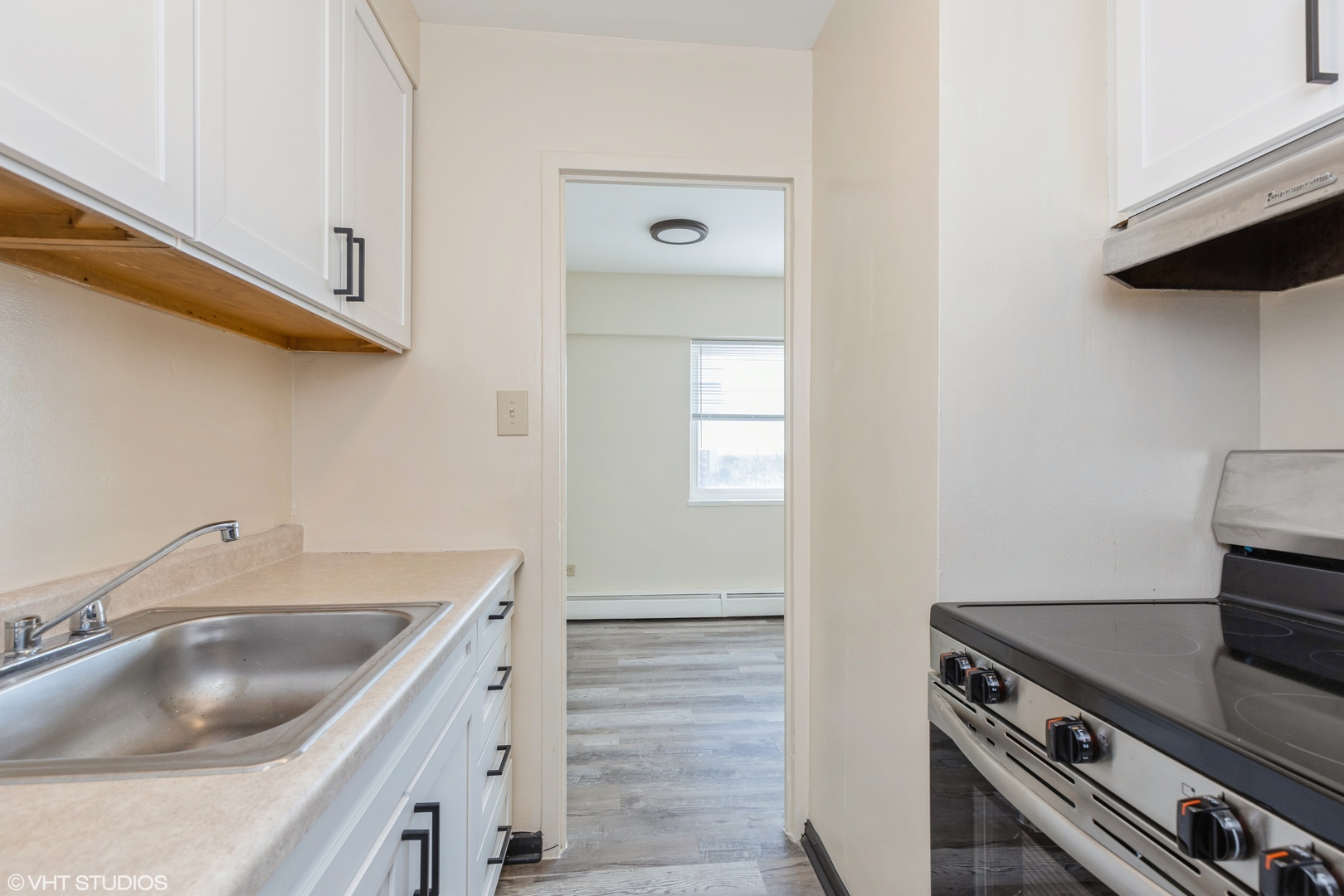 1400 Chicago Avenue, Unit 802 Evanston, IL 60201 - Photo 5 of 9 a kitchen that has a sink and a stove