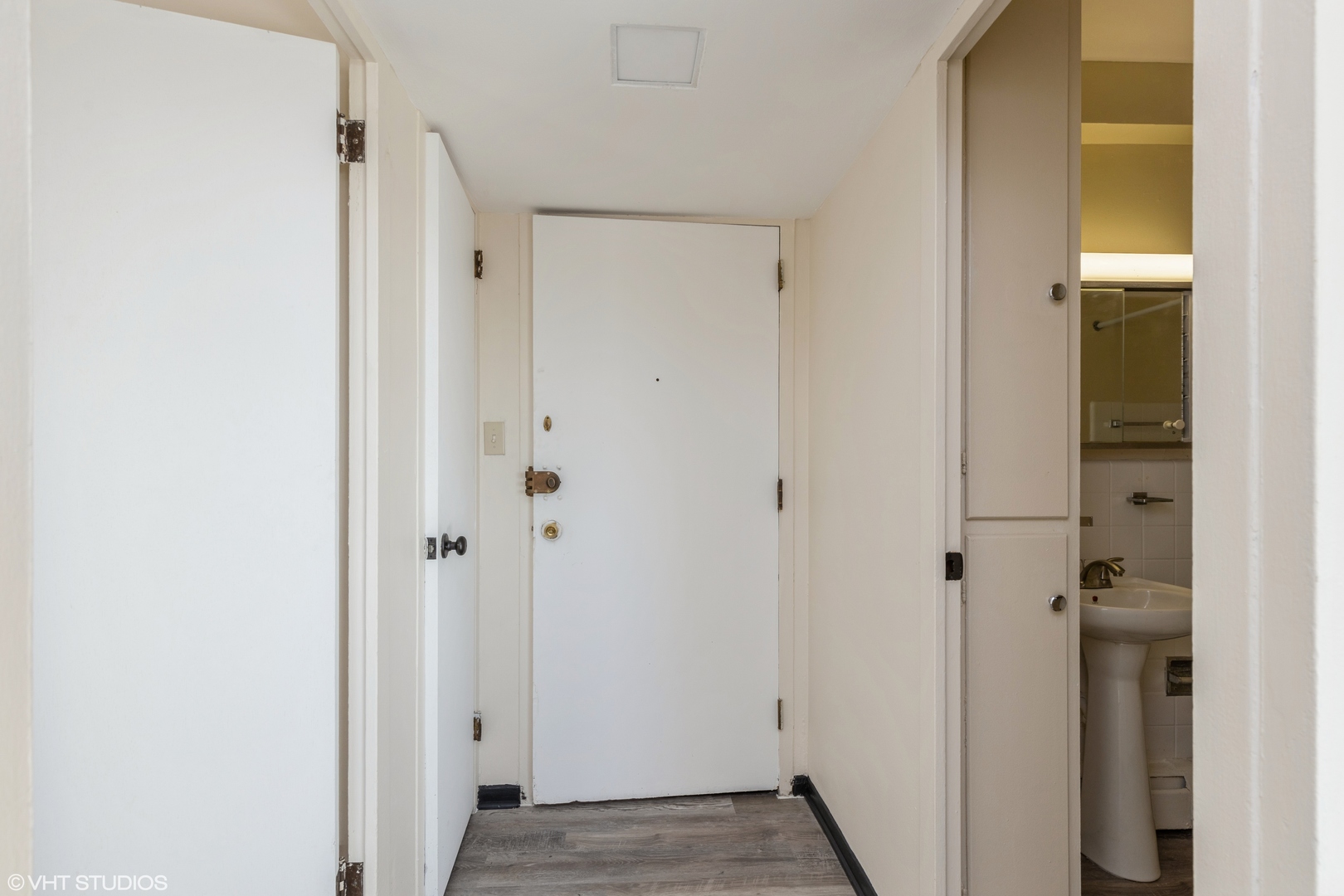 1400 Chicago Avenue, Unit 802 Evanston, IL 60201 - Photo 7 of 9 a view of a bathroom
