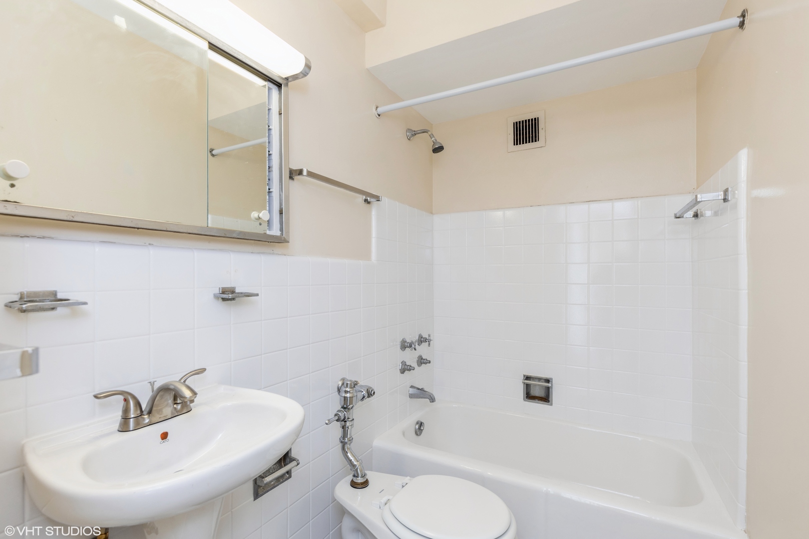 1400 Chicago Avenue, Unit 802 Evanston, IL 60201 - Photo 8 of 9 a bathroom with a sink a toilet and a bathtub