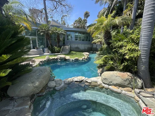 a view of a backyard