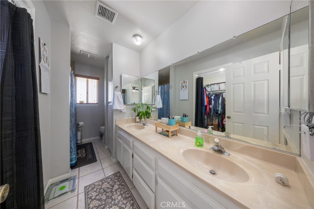 19388 Corwin Road Apple Valley, CA 92307 - Photo 24 of 36 Primary Bathroom