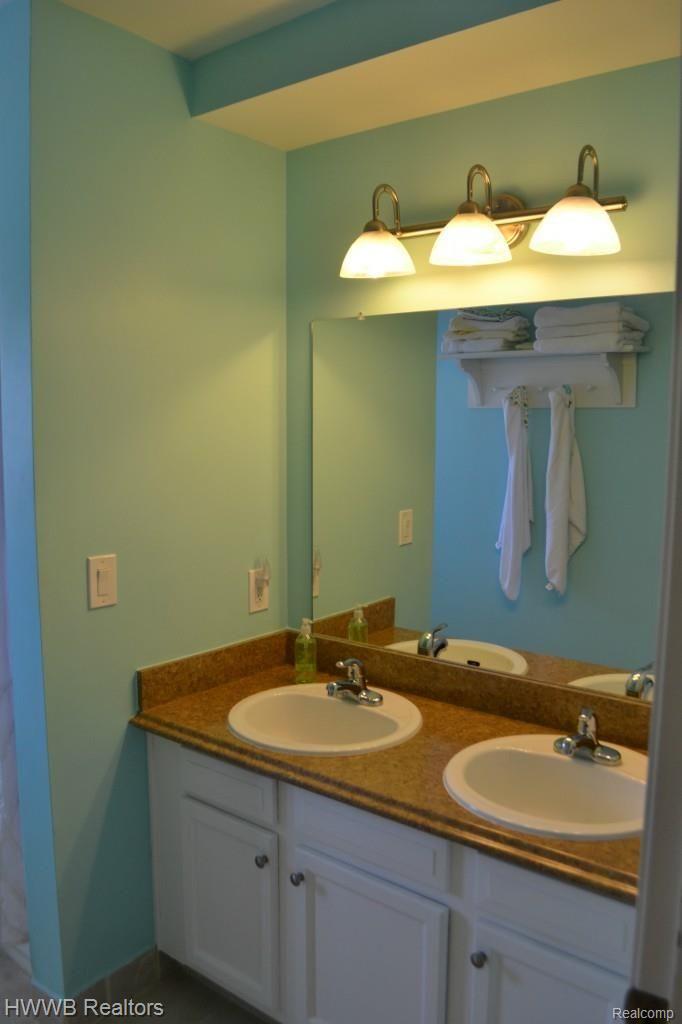 1545 Lomas Verdes Rochester, MI 48306 - Photo 42 of 49 Double Vanity