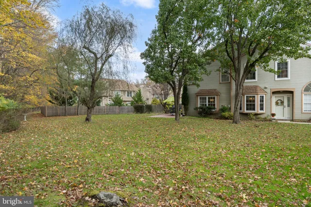 a view of a yard with a house