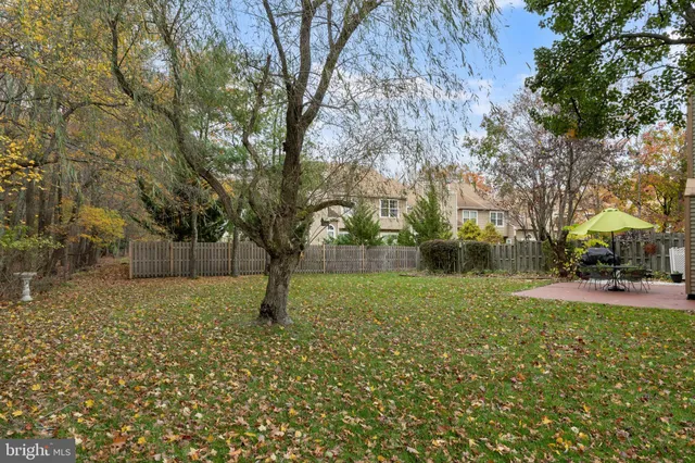 a view of a yard with a house