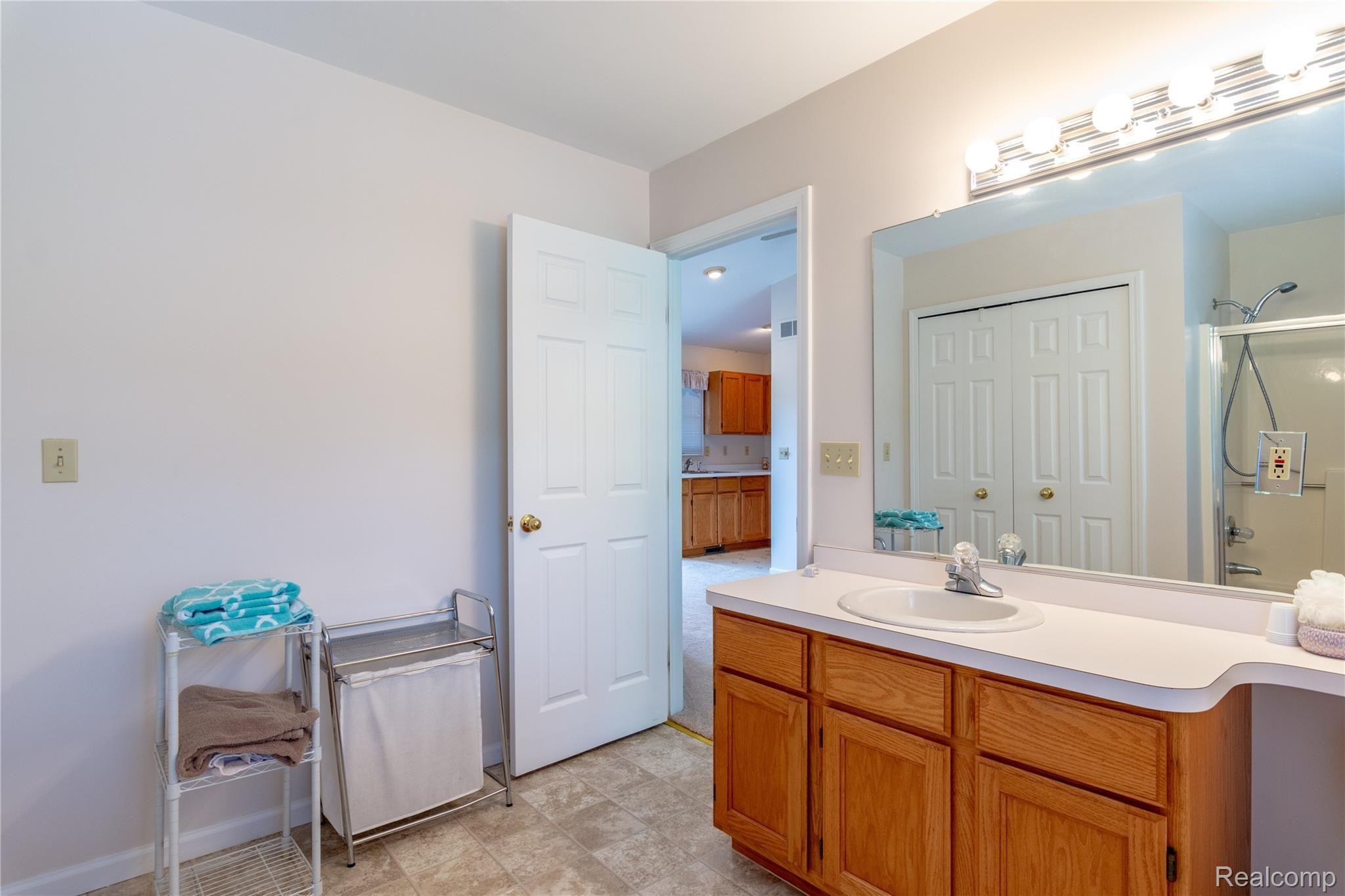 6273 Kings Pointe Road Grand Blanc, MI 48439 - Photo 32 of 39 FULL BATH FAM SUITE.jpg