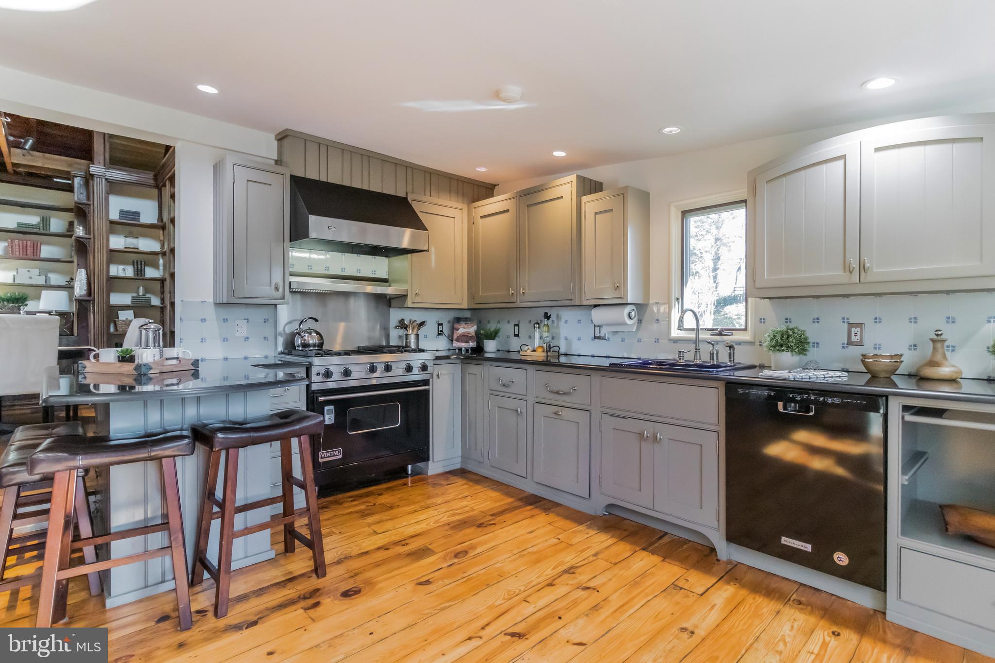 23 Dunminning Road Newtown Square, PA 19073 - Photo 8 of 35 kitchen with Viking stove