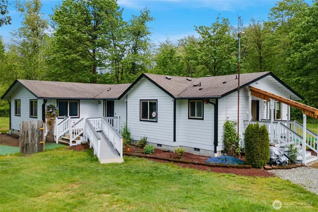 a view of a house with a yard