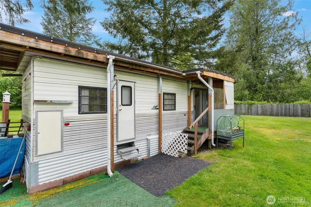 a view of a back yard of the house
