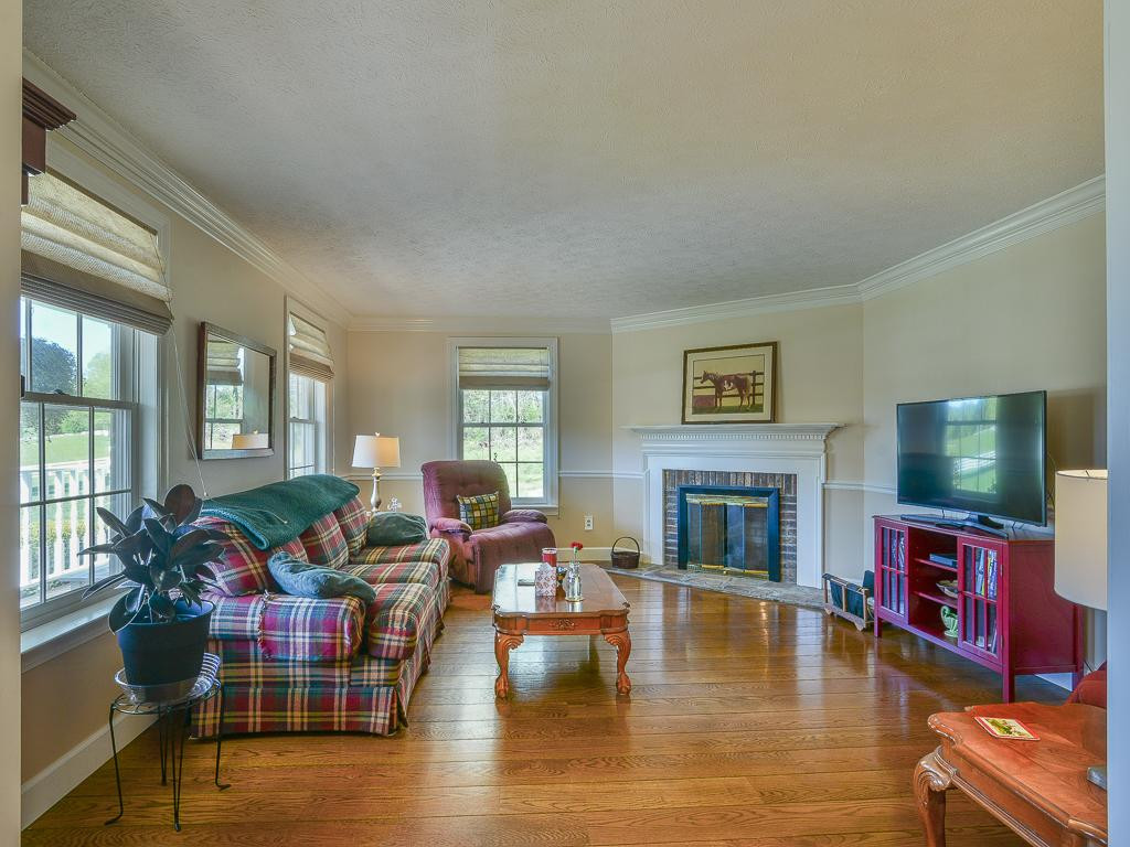 133 Millwood Road Bristol, TN 37620 - Photo 12 of 36 living room