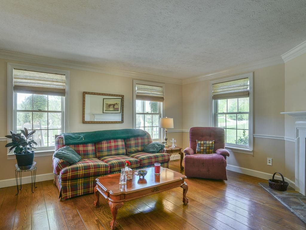 133 Millwood Road Bristol, TN 37620 - Photo 13 of 36 another living room