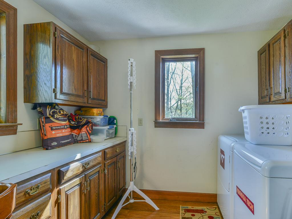 133 Millwood Road Bristol, TN 37620 - Photo 16 of 36 laundry room
