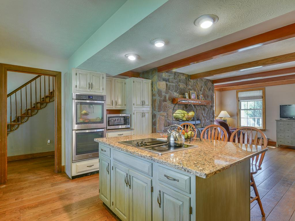 133 Millwood Road Bristol, TN 37620 - Photo 10 of 36 opens to family room