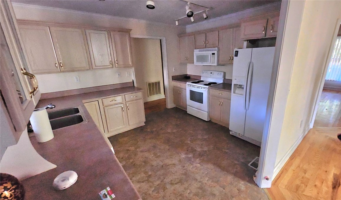 905 North Crestview Drive Seneca, SC 29678 - Photo 4 of 16 This spacious kitchen offers ample cabinetry and functional appliances, ideal for culinary pursuits.