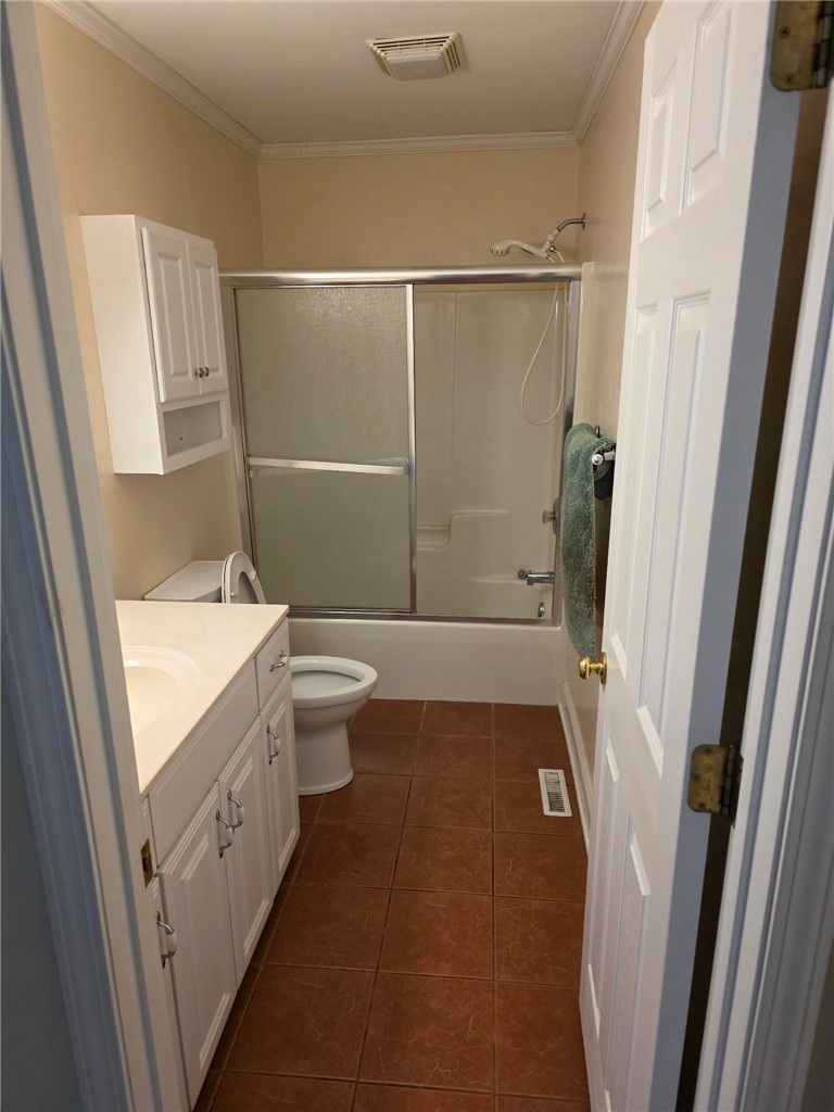 905 North Crestview Drive Seneca, SC 29678 - Photo 5 of 16 This functional bathroom features a shower-tub combination and convenient vanity storage.