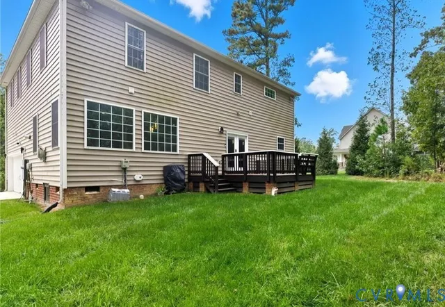 a view of a house with backyard and porch