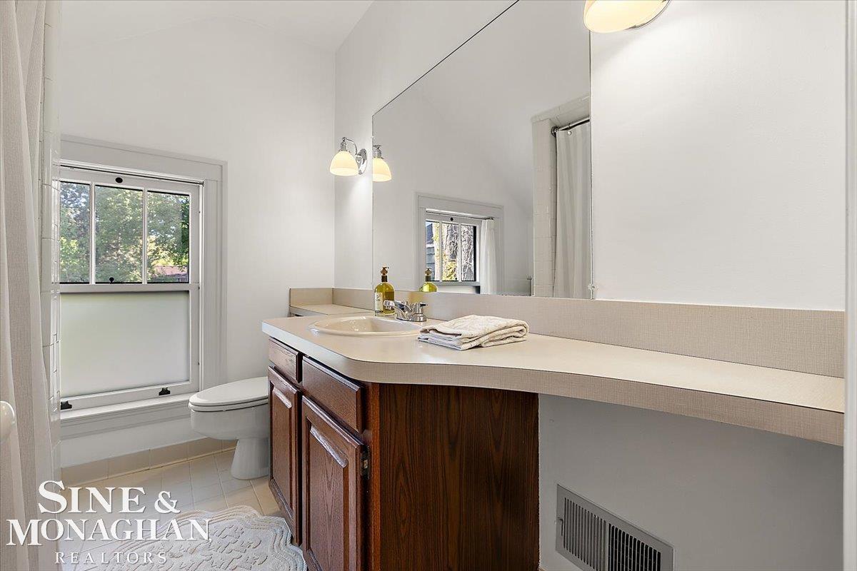 82 Kerby Road Grosse Pointe, MI 48236 - Photo 17 of 42 50188260-B6AB341A-29E6-4B64-9150-5647DA166E7D.JPG