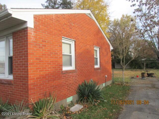 3215 Wilkie Road Louisville, KY 40216 - Photo 4 of 9 IMG_4571 (Small)
