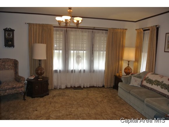 1712 Mound Road Jacksonville, IL 62650 - Photo 4 of 15 Gallery Image 4