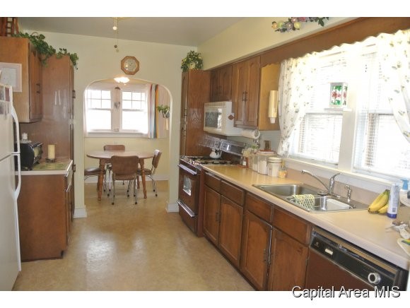 1712 Mound Road Jacksonville, IL 62650 - Photo 6 of 15 Gallery Image 6