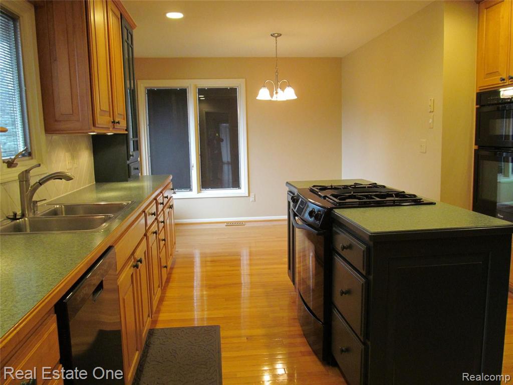 856 Green View Court, Unit 1 Rochester, MI 48307 - Photo 9 of 38