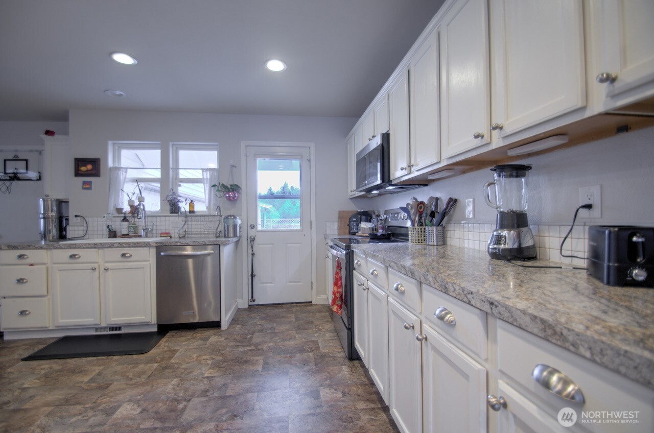 4136 Ingleside Loop Southeast Lacey, WA 98503 - Photo 11 of 33