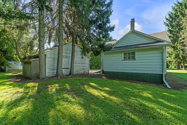 $1,100,000 | 332 4 Mile Road, Caledonia, WI 53402
